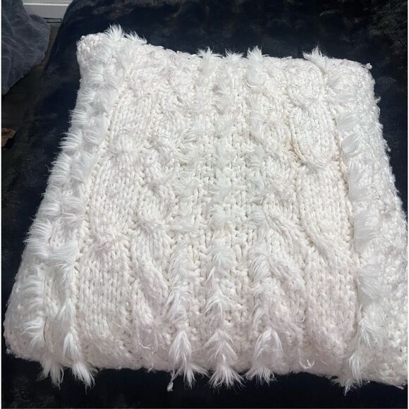 Pottery BarnKnit Sweater Ivory Pillow snowflakes fringe